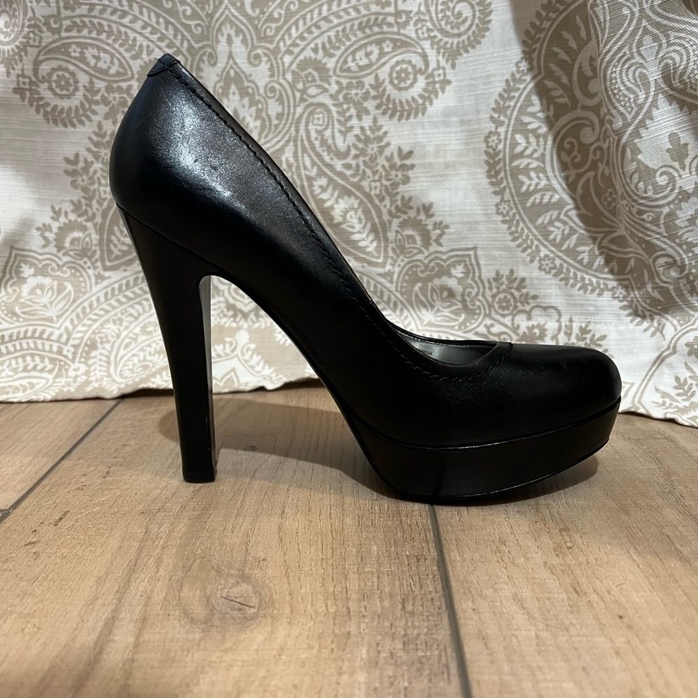 GUESS Black Leather Pumps